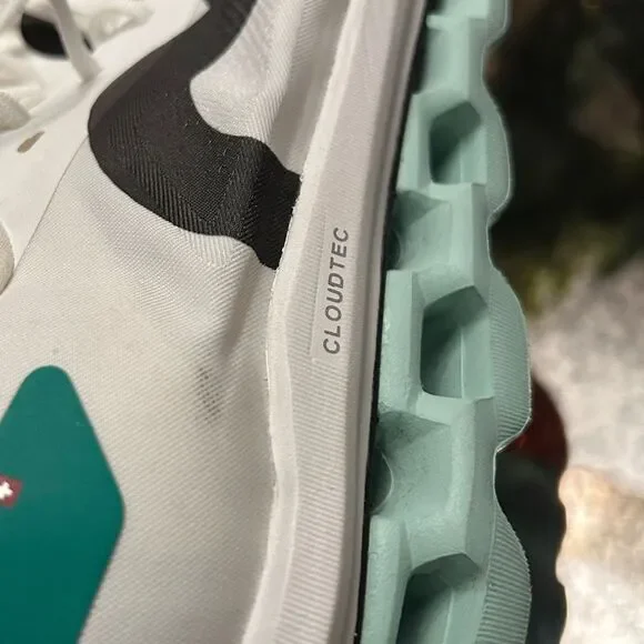 On Running Cloudbloom Echo Trainers - Picture 7 of 9